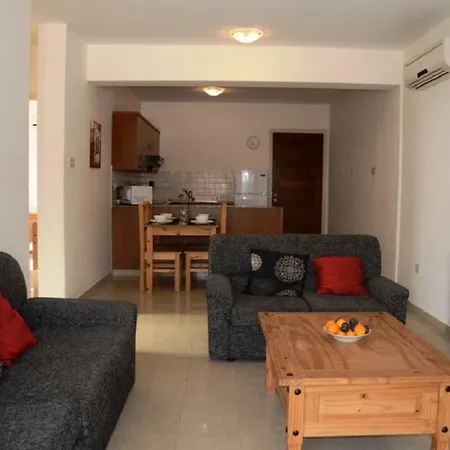 Apartment 2 Bedroom Poolside E9 *