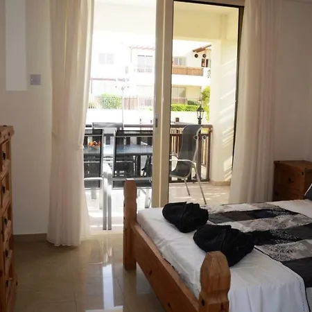 2 Bedroom Poolside E9 Apartment *