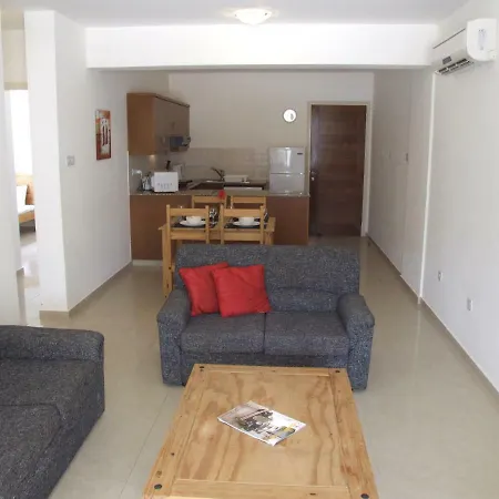 2 Bedroom Poolside E9 Apartman