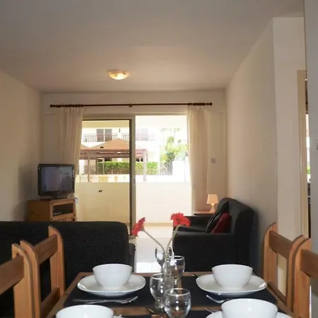 Apartment 2 Bedroom Poolside E9