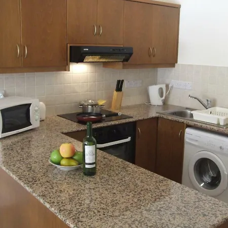2 Bedroom Poolside E9 Apartment *