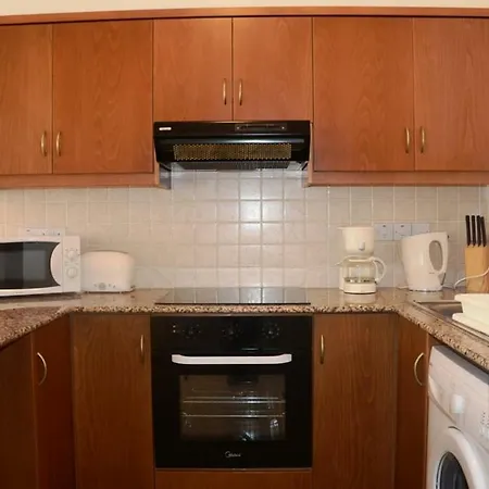 Apartment 2 Bedroom Poolside E9 *